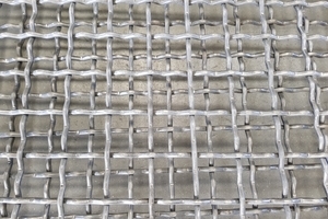 Wire screen with square holes and intermediate waves
